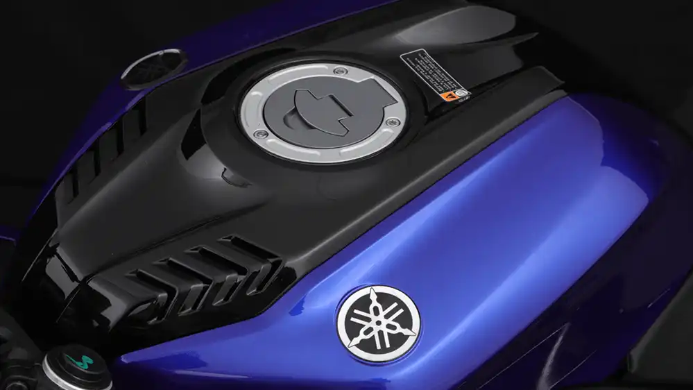 Imagen de la posición de manejo cómoda y deportiva en la Yamaha R15.