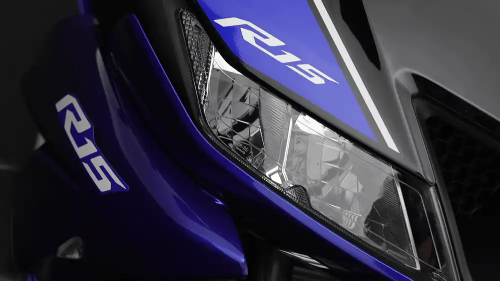 Imagen del motor de alta potencia de la motocicleta Yamaha R15.