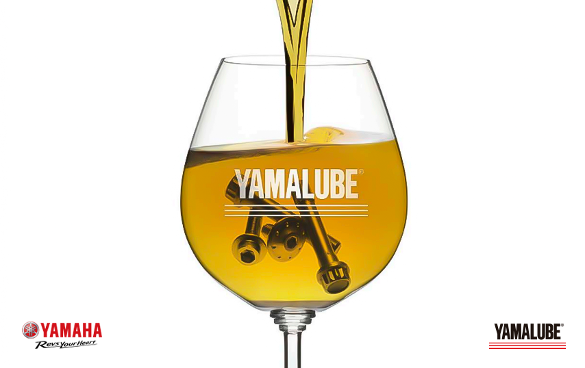 Imagen de una botella de aceite Yamalube, el lubricante de alta calidad desarrollado por Yamaha para motores.